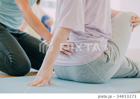 スタジオでヨガをする若い女性 34653273