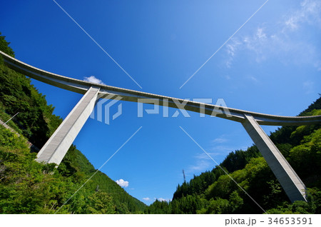 見上げる青空とループ橋 奥秩父 雷電廿六木橋　i-2  34653591