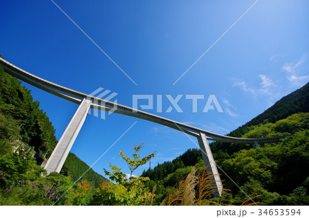 見上げる青空とループ橋 奥秩父 雷電廿六木橋 J 2 ススキの写真素材