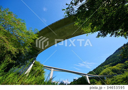 見上げる青空とループ橋 奥秩父 雷電廿六木橋　k   34653595