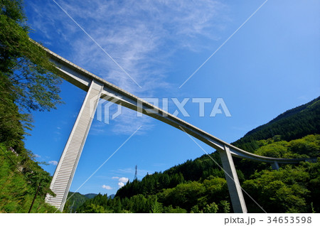 見上げる青空とループ橋 奥秩父 雷電廿六木橋　i-4  34653598