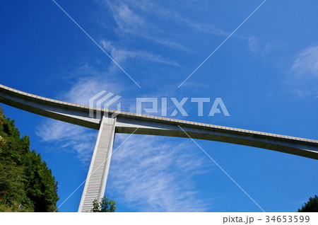 見上げる青空とループ橋 奥秩父 雷電廿六木橋　L-1  34653599