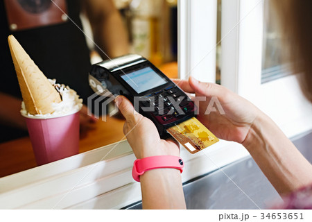 Person paying bill in cafe Person paying bill in cafe 34653651