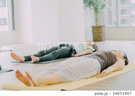 スタジオでヨガをする若い女性 34653907