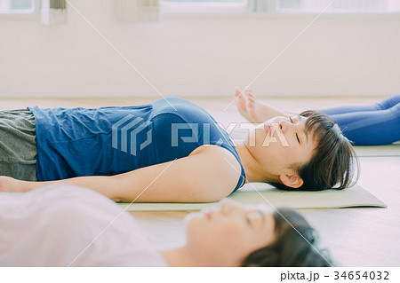 スタジオでヨガをする若い女性 スタジオでヨガをする若い女性 34654032