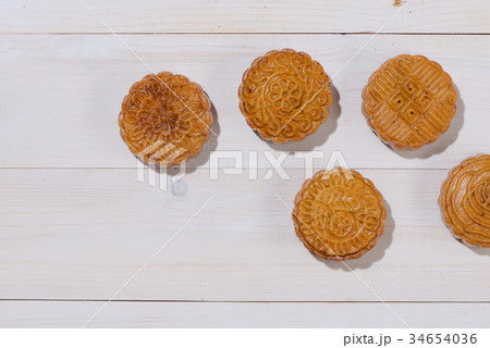 Mooncake and tea, Chinese mid autumn festival food Mooncake and tea, Chinese mid autumn festival food 34654036