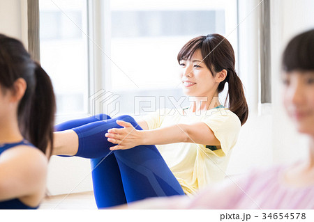 ピラティスをする若い女性 34654578