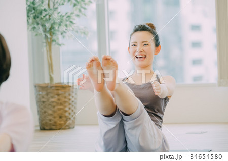 ピラティスをする若い女性 34654580