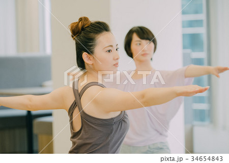 ヨガスタジオでヨガをする若い女性 ヨガスタジオでヨガをする若い女性 34654843