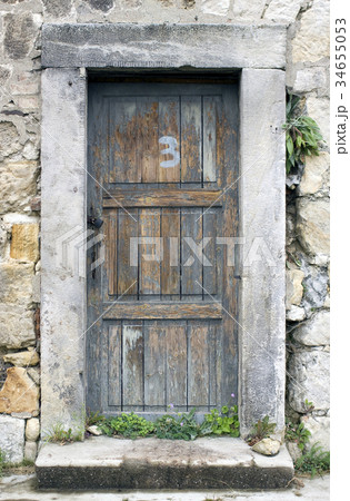 Old wooden door  34655053
