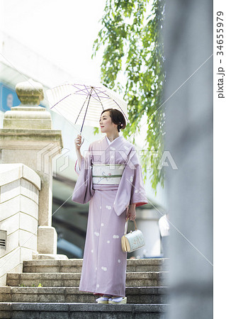 日傘をさす着物の女性 34655979