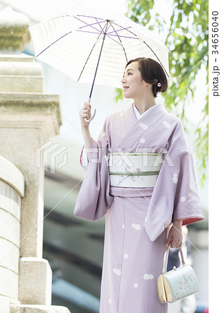 日傘をさす着物の女性 34656040