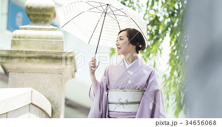日傘をさす着物の女性 34656068