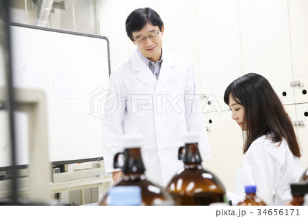 研究者　男性と女性 34656171