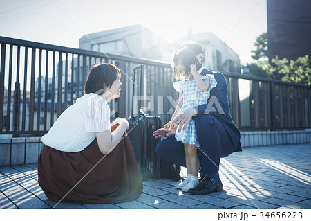 見送りをする家族 34656223