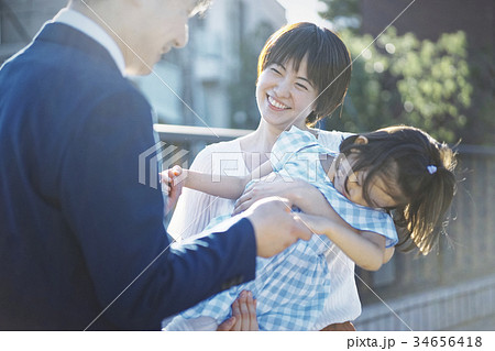 見送りをする家族 見送りをする家族 34656418