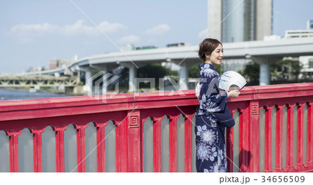 扇子であおぐ浴衣の女性 34656509