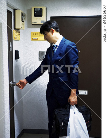 帰宅したビジネスマン 帰宅したビジネスマン 34656607