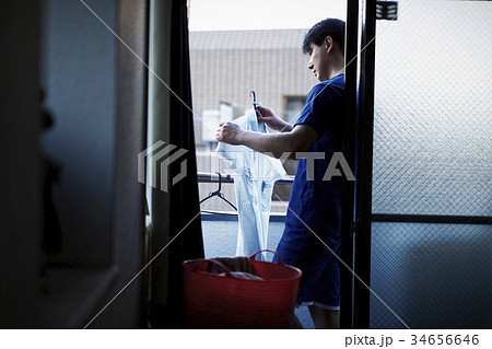 洗濯をする男性 洗濯をする男性 34656646