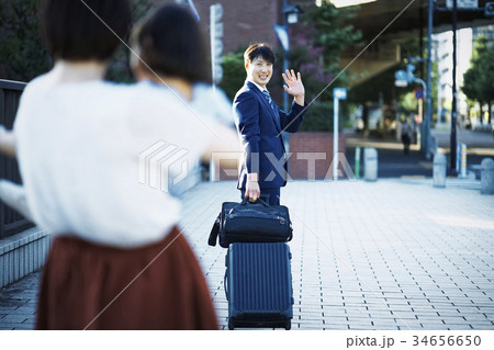 見送りをする家族 34656650