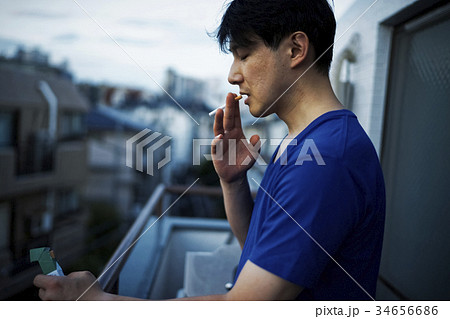 タバコを吸う男性の写真素材