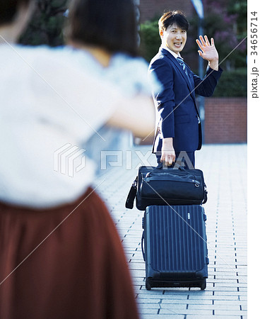 見送りをする家族 見送りをする家族 34656714