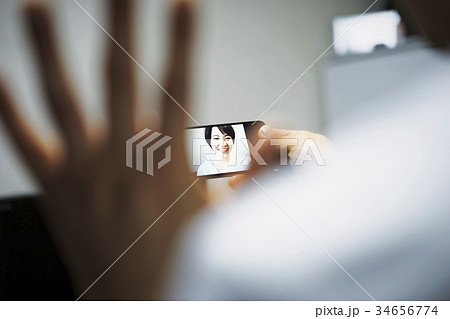 テレビ電話をする男性 34656774