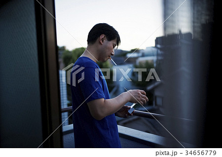 タバコを吸う男性 タバコを吸う男性 34656779