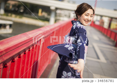 街中を歩く浴衣の女性 街中を歩く浴衣の女性 34656781