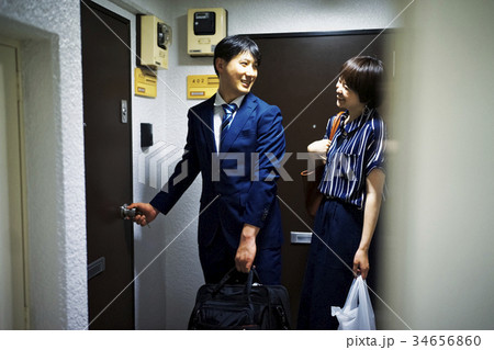 帰宅したカップル 帰宅したカップル 34656860