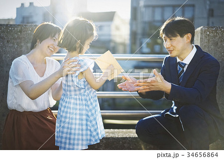 見送りをする家族 見送りをする家族 34656864