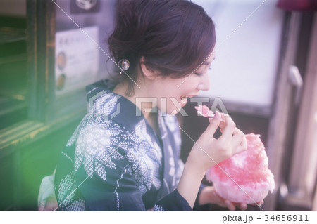 かき氷を食べる浴衣の女性 かき氷を食べる浴衣の女性 34656911