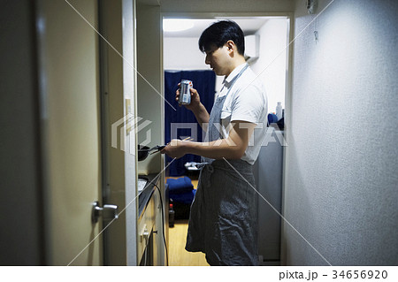 自炊する男性 34656920