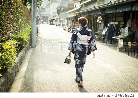 街中を歩く浴衣の女性 34656922