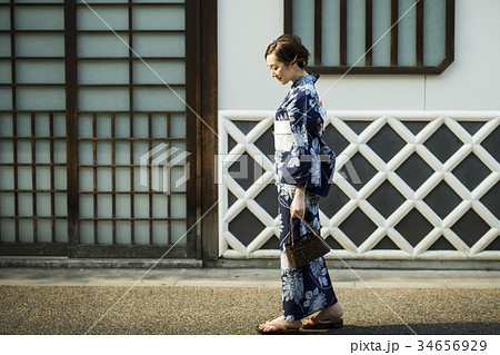 街中を歩く浴衣の女性 34656929