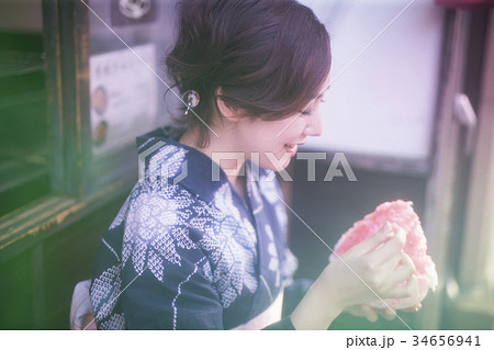 かき氷を食べる浴衣の女性 かき氷を食べる浴衣の女性 34656941