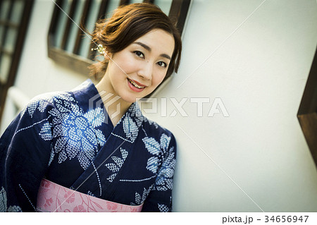 街中を歩く浴衣の女性 34656947