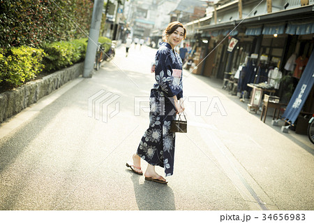 街中を歩く浴衣の女性 34656983