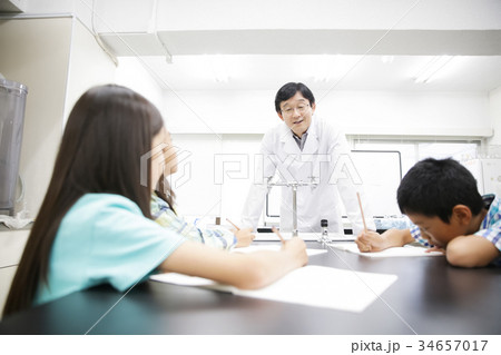 化学教室　先生 34657017