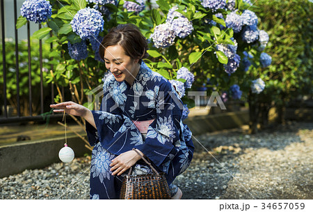 水風船を楽しむ浴衣の女性 34657059