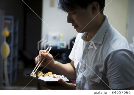 部屋で弁当を食べる男性 部屋で弁当を食べる男性 34657066