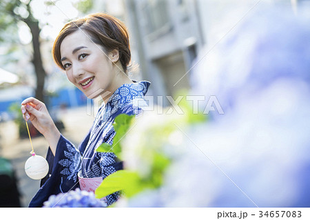 水風船を楽しむ浴衣の女性 34657083