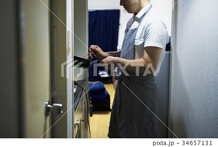 自炊する男性 自炊する男性 34657131
