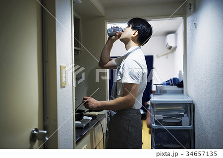 自炊する男性 34657135