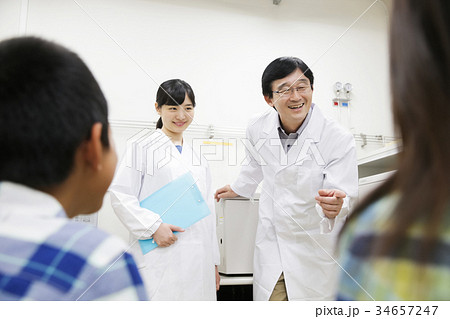 化学教室　先生 34657247