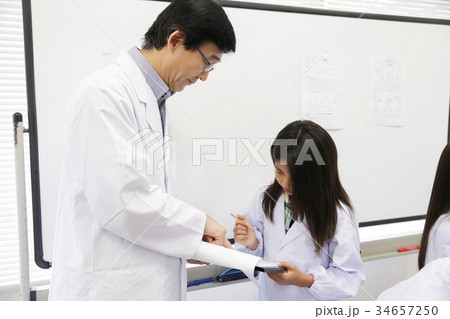 化学教室　先生 34657250