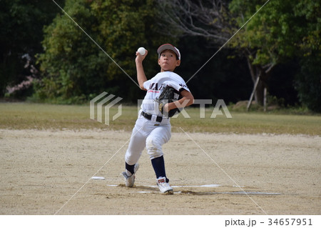 少年野球 ピッチャーの写真素材