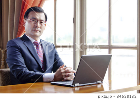 ビジネスマン 中年 50代 34658135