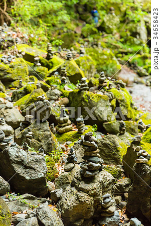 宮崎 高千穂町 天安河原の積み石の写真素材