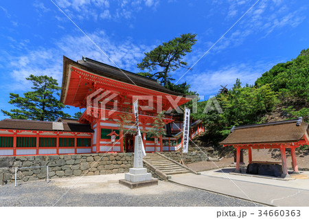 日御碕神社 朱色に彩られた楼門 日御碕神社 朱色に彩られた楼門 34660363